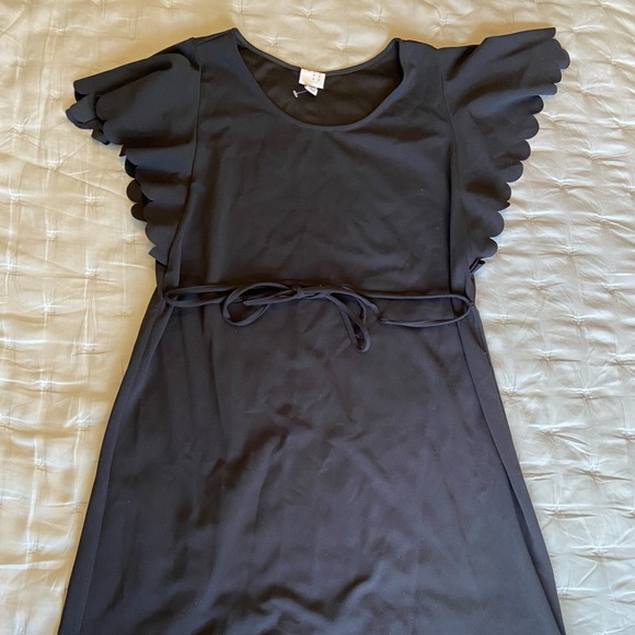 Super cute black scalloped sleeve dress - Picture 1 of 3
